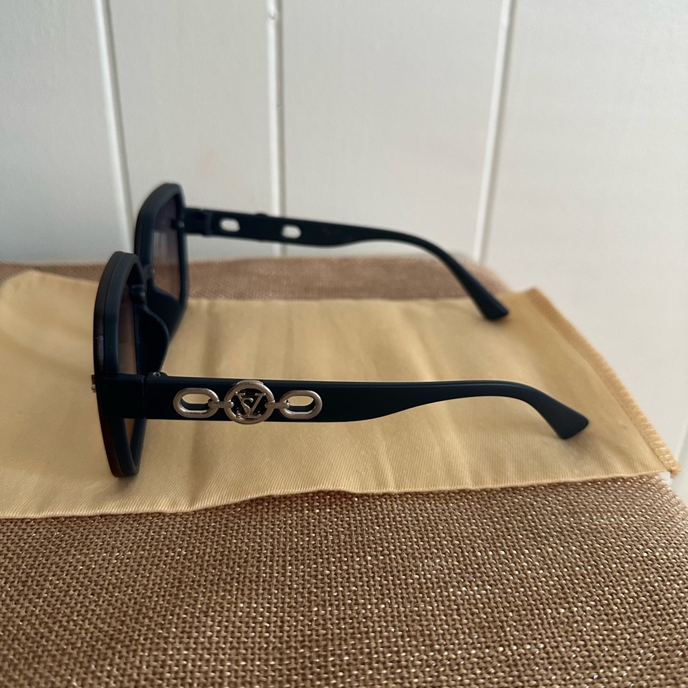 Sunglasses - Picture 4 of 6